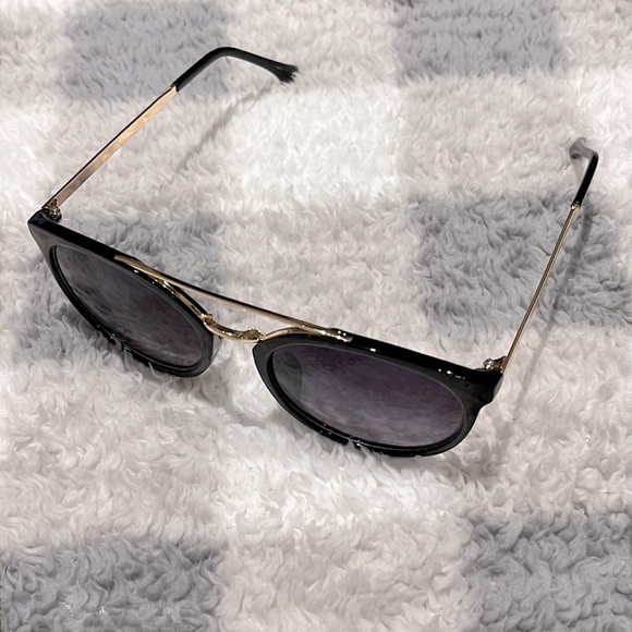 Sunglasses - Picture 3 of 9